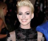 Anne Hathaway à la soirée  Punk: Chaos to Couture  du MET Ball le 6 mai à New York