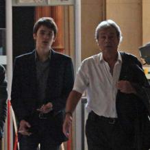 Alain Delon sort du bureau de la juge des affaires familiales en compagnie de son fils Alain-Fabien, dont il a obtenu la garde. Septembre 2010. Photos exclusives.
