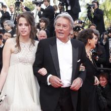 <p>Anouchka et son père Alain Delon, Claudia Cardinale, montée des marches du Festival de Cannes, le 14 mai 2010. </p>