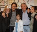 EXCLU - Valeria Attinelli, Alain Delon, Anthony Delon et ses deux filles au vernissage de l'exposition de Valeria Attinelli à Paris, le 22 mai 2012.