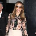 Jennifer Lopez : Sublime en transparence aux côtés de sa soeur et Mario Lopez