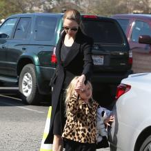 Angelina Jolie emmènent leurs enfants Knox et Vivienne au musée d'Histoire Naturelle pour la Saint-Valentin. A Los Angeles, le 14 février 2013.