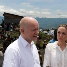 Angelina Jolie et William Hague visitent le Nzolo camp en République du Congo, le 26 Mars 2013.