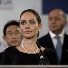 Angelina Jolie est intervenue à la conférence de presse donnée par les ministres du G8, suite à l'accord trouvé pour lutter contre les violences sexuelles en zone de guerre, à Londres, le 11 avril 2013.