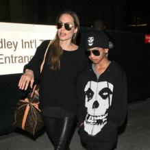 Angelina Jolie et son fils Maddox arrivent à l'aéroport LAX de Los Angeles, le 12 avril 2013.