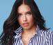 Adriana Lima, craquante en chemise masculine, pose pour Victoria's Secret.