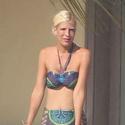 Tori Spelling amincie : Vacances en bikini et en famille et bague hors de prix
