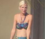 Tori Spelling amincie : Vacances en bikini et en famille et bague hors de prix
