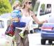 Exclusif - Denise Richards et sa fille Sam Sheen emmènent les jumeaux de Charlie Sheen et Brooke Mueller à leur école à Los Angeles. Le 22 mai 2013