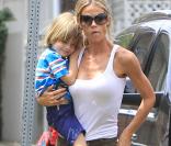 Exclusif - Denise Richards s'occupe des jumeaux de Charlie Sheen et Brooke Mueller à Los Angeles. Le 22 mai 2013