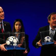 Le Prince William, duc de Cambridge, reçoit un ballon de foot dédicacé par 11 des plus grands joueurs européens, ainsi qu'un mini-ballon pour son futur enfant, de Michel Platini, lors du congrès de l'UEFA qui se tenait au Grosvenor House de Park Lane à Londres le 24 mai 2013