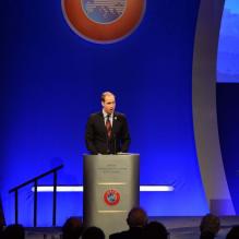 <p>Le prince William lors du congrès de l'UEFA qui se tenait au Grovesnor House de Park Lane à Londres le 24 mai 2013</p>