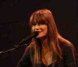 Carla Bruni : Chanteuse radieuse et généreuse face à Emmanuel Moire