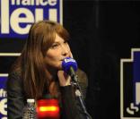 Carla Bruni a donné un concert exceptionnel pour la radio France Bleu, mercredi 23 mai 2013. La chanteuse a également répondu aux questions des journalistes.