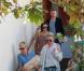 Ellen DeGeneres et sa femme Portia De Rossi ont acheté une propriété de 26,5 millions de dollars à Montecito en Californie. Elles se sont rendues dans le quartier le 26 mai, et en ont profité pour faire quelques courses