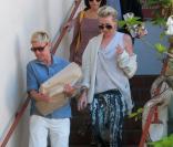 Ellen DeGeneres et sa femme la comédienne Portia De Rossi ont acheté une propriété de 26,5 millions de dollars à Montecito en Californie. Elles se sont rendues dans le quartier le 26 mai, et en ont profité pour faire quelques courses