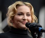 Madonna, le visage bouffi et tiré, assiste au triomphe de Beyoncé !