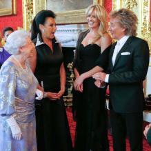 <p>Rod Stewart et son épouse Penny Lancaster salués par la reine Elizabeth II, marraine du Royal National Institute of Blind People, qui présidait le 3 juin 2013 une réception pour cette association au palais Saint James, à Londres, à la veille de la célébration des 60 ans de son couronnement en l'abbaye de Westminster.</p>
