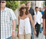 Halle Berry se promène le ventre à l'air...