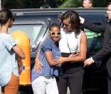 La first lady Michelle Obama et ses filles Sasha et Malia arrivent pour leur visite du Mémorial de l'Holocauste à Berlin, le 19 juin 2013.