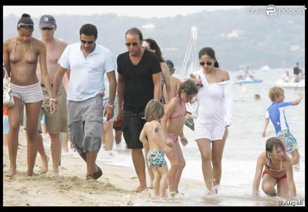 Marjolaine enceinte se proméne sur la plage de Saint Tropez avec son fiancé