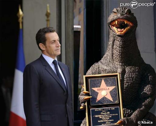 Nicolas Sarkozy attaqué par Godzilla