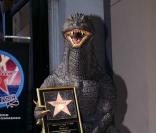 Nicolas Sarkozy attaqué par Godzilla
