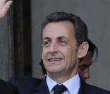 Nicolas Sarkozy attaqué par Godzilla