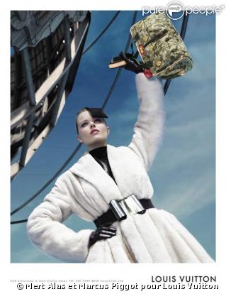 Eva Herzigova pour la campagne Vuitton Automne-Hiver 2008/2009