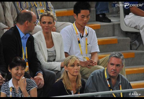 Albert II et Charlene suivet la petite balle jaune...