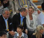 Albert II et Charlene suivet la petite balle jaune...