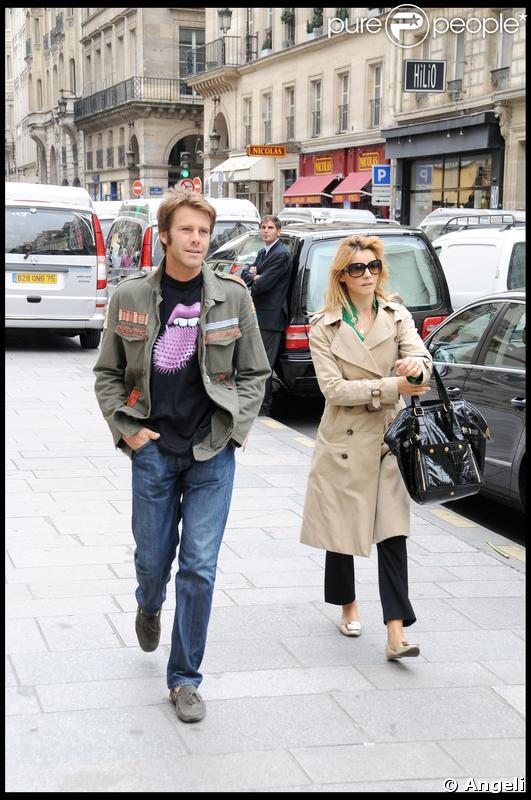Clotilde Courau et son prince Emmanuel, balade parisienne en amoureux