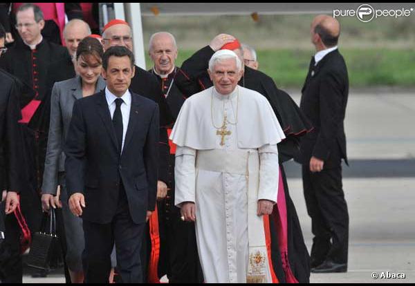 Nicolas Sarkozy et Carla Bruni-Sarkozy accueillent le pape !