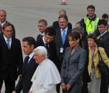 Nicolas Sarkozy et Carla Bruni-Sarkozy accueillent le pape !