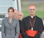 Carla Bruni-Sarkozy et un cardinal