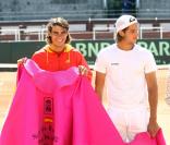 Rafael Nadal entre dans l'arène pour la demi-finale de Coupe Davis