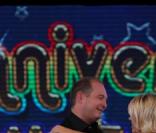 Pamela Anderson embrasse Cauet pour son anniversaire !
