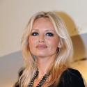 VIDEO + PHOTOS : Adriana Karembeu finit nue pour une histoire de puce... 
