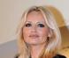 VIDEO + PHOTOS : Adriana Karembeu finit nue pour une histoire de puce... 