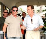 Sylvester Stallone présente son bébé tout rouge à Schwarzy