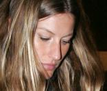 Gisele Bündchen, très occupée avec son téléphone !
