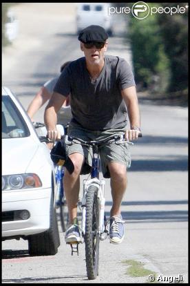 Pierce Brosnan fait du vélo !