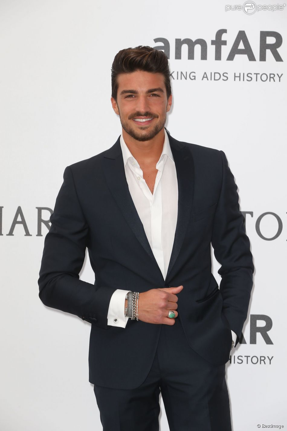 mariano di vaio биография. 1829064 mariano di vaio photocall du gala 950x0 1. mariano di vaio биография фото. mariano di vaio биография-1829064 mariano di vaio photocall du gala 950x0 1. картинка mariano di vaio биография. картинка 1829064 mariano di vaio photocall du gala 950x0 1. Мне нравится наблюдать за людьми. Многие пугаются, когда я говорю это. Но я расскажу, как все началось. Я сидел на скамейке Оксфорд-стрит в Лондоне. Это была одна из первых моих ночей в городе. Я стал смотреть по сторонам и увидел странно одетого человека. Сами по себе его вещи были не так уж хороши, но он шел так уверенно, преподносил их с таким достоинством, что я невольно поверил – этот человек одет круто. Тогда я понял, что в любом наряде можно выглядеть на миллион. Например, вспомни Рианну. Глядя на нее, всегда думаешь: "Вау, это нереально, почему у меня не получается так одеваться?", а потом видишь ее вещи в магазине: чаще всего они странные, иногда даже пугающие. Но все меняет ее личное отношение к ним и к себе в этих вещах. Или Брэд Питт и Джонни Депп. Может быть, Брэд Питт в сто раз красивее Деппа, но большинство девушек выбирают второго – у него есть шарм, есть особое умение подавать себя. Я люблю моду за эти возможности. mariano di vaio биография. 1829064 mariano di vaio photocall du gala 950x0 1. mariano di vaio биография фото. mariano di vaio биография-1829064 mariano di vaio photocall du gala 950x0 1. картинка mariano di vaio биография. картинка 1829064 mariano di vaio photocall du gala 950x0 1. Мне нравится наблюдать за людьми. Многие пугаются, когда я говорю это. Но я расскажу, как все началось. Я сидел на скамейке Оксфорд-стрит в Лондоне. Это была одна из первых моих ночей в городе. Я стал смотреть по сторонам и увидел странно одетого человека. Сами по себе его вещи были не так уж хороши, но он шел так уверенно, преподносил их с таким достоинством, что я невольно поверил – этот человек одет круто. Тогда я понял, что в любом наряде можно выглядеть на миллион. Например, вспомни Рианну. Глядя на нее, всегда думаешь: "Вау, это нереально, почему у меня не получается так одеваться?", а потом видишь ее вещи в магазине: чаще всего они странные, иногда даже пугающие. Но все меняет ее личное отношение к ним и к себе в этих вещах. Или Брэд Питт и Джонни Депп. Может быть, Брэд Питт в сто раз красивее Деппа, но большинство девушек выбирают второго – у него есть шарм, есть особое умение подавать себя. Я люблю моду за эти возможности.