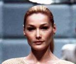 Carla Bruni défile pour Valentino dans les années 1990