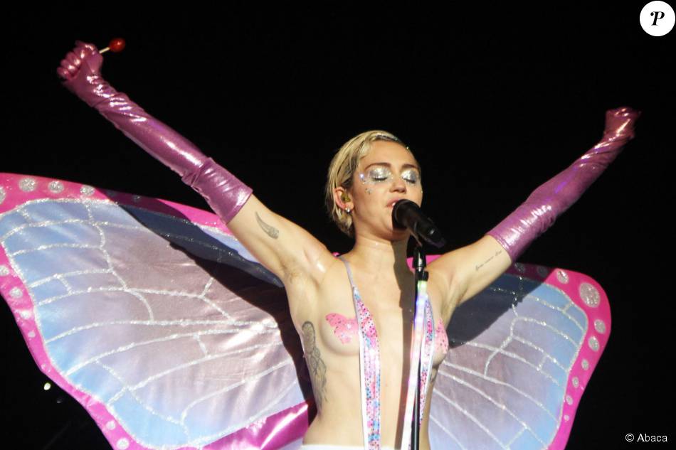 Miley Cyrus dénudée sur scène pour son concert lors de la soirée Adult Swim Upfront au Terminal