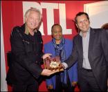 Barbara Hendricks entourée de Laurent Boyer et du directeur des programmes de RTL