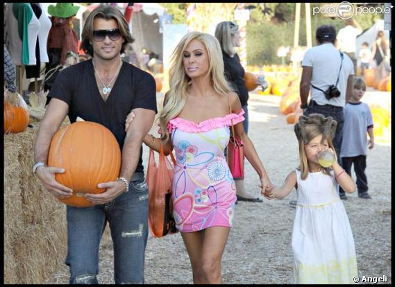 Shauna Sand, sa fille Victoria et son boyfriend vont à la chasse à la citrouille !