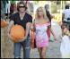 REPORTAGE PHOTOS: Shauna Sand, l'ex de Lorenzo Lamas, va chercher sa citrouille dans une tenue... olé olé !