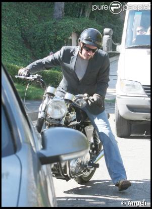 Keanu Reeves enfourche sa moto