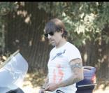 Anthony Kiedis enfourche sa moto